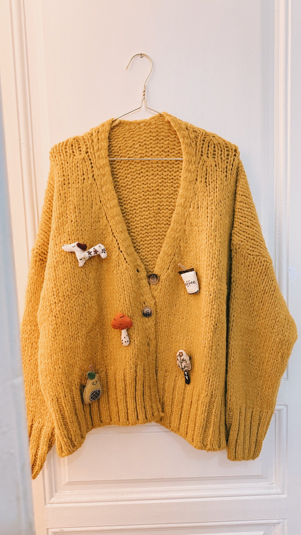 Chaqueta de punto mostaza con apliques