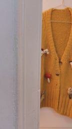 Chaqueta de punto mostaza con apliques